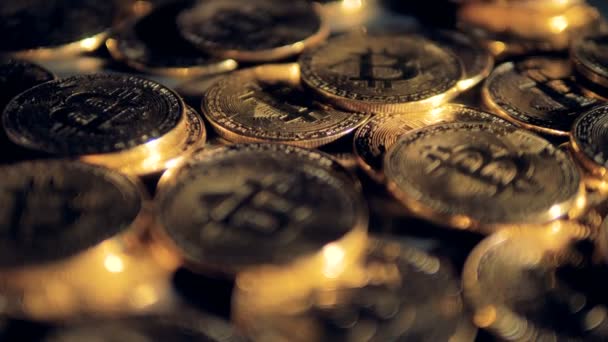 Wiele fizycznych bitcoiny pod niezogniskowane światła szczegółowo przedstawiono w. — Wideo stockowe