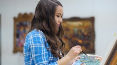 İş yerinde ilham ressam. Yakın çekim. 4k.