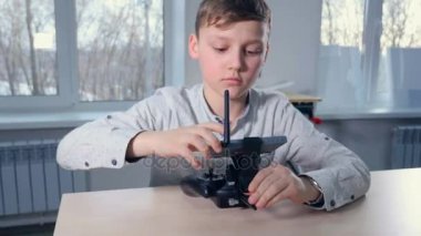 Steadicam. Drone uçakları joystick ile çocuk. 4k.