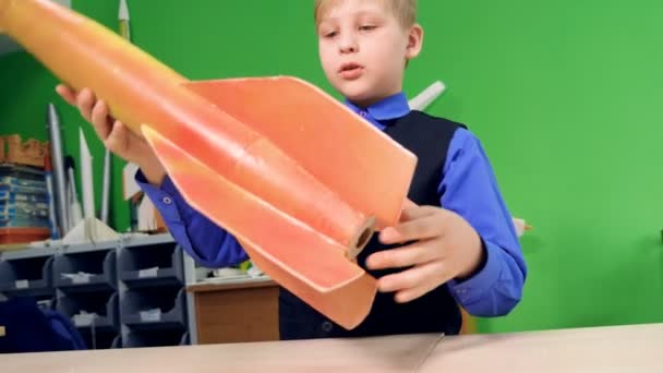 Bir çocuk okulda bir uzay roket modeli yapma — Stok video
