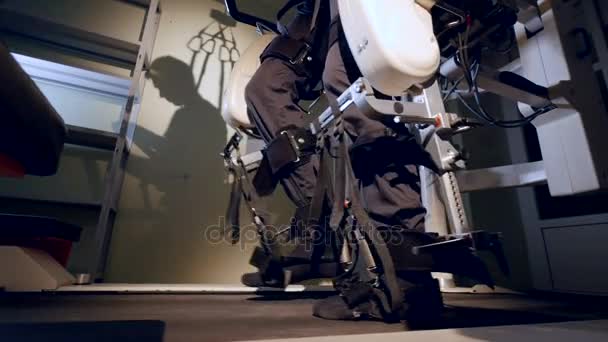 Personne dans l'exosquelette cybernétique innovant. 4K . — Video