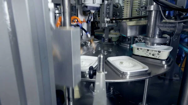 Fabrika ekipmanları tarafından yapılmış olan süt ürünleri.