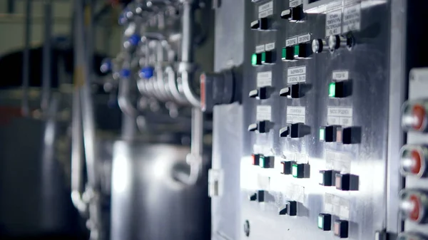 Kontrol paneli tesisi kontrol odasında. Endüstri/sanayii donatımı. 4k.