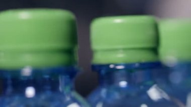 Yeşil kapaklar bir closeup görünümünü mineral su şişeleri üzerinde.