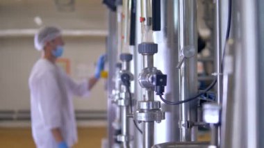 İşçi Endüstri/sanayii donatımı denetler. Fabrika işçisi bilgisayar kontrollü Konveyör bant çalışır.