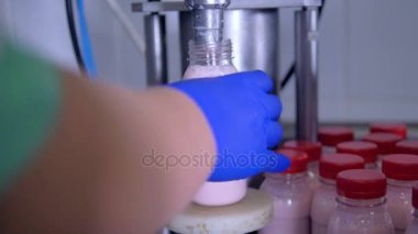 Plastik şişe süt ürünü ile dolu.