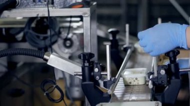 Gıda fabrikası'nda ürünün fabrika işçisi denetim kalitesi.