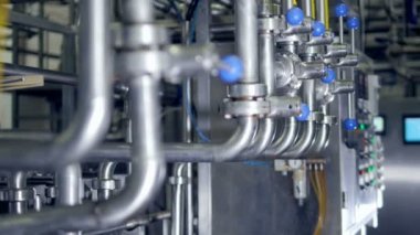 Boru hatları, subaplar ve musluk çoğulluğu. 4k.