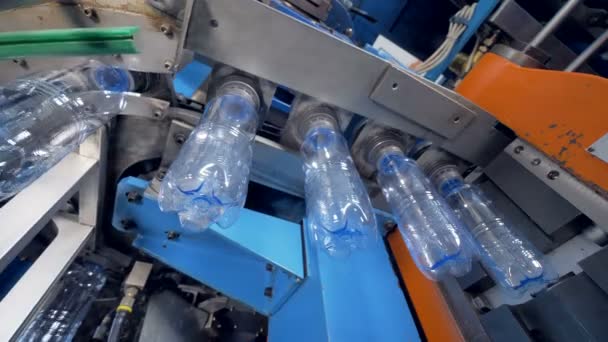 PET láhve z plastů komory a ventilovaný uvnitř. — Stock video