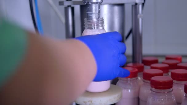 Botol plastik yang diisi dengan produk susu . — Stok Video