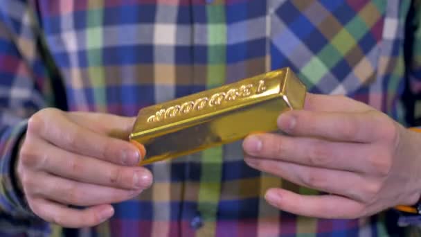 3D-bedruckter Goldbarren in Männerhänden. — Stockvideo