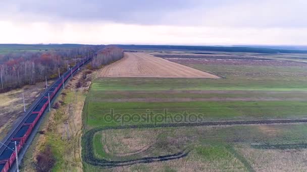 A full coal train moves away towards the horizon. — Stock Video