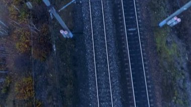 Geceleyin görünümünün demiryolu üzerinde doğrudan parça.