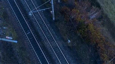 Üstten Görünüm demiryolu parça ve elektrik direkleri.