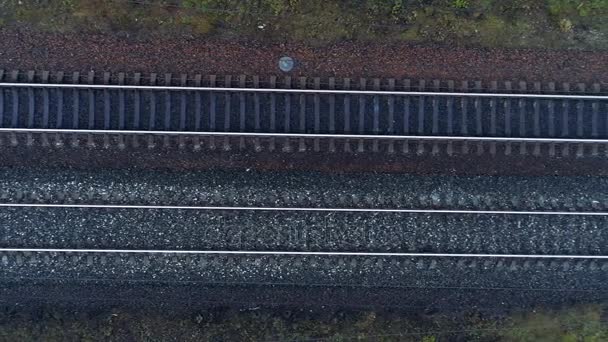 Chemin de fer à double voie vide en vue de dessus . — Video