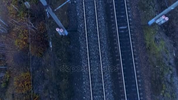 Uma visão direta acima em trilhos ferroviários à noite . — Vídeo de Stock