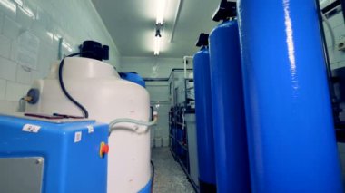 Plastik tanklar su arıtma tesisinde. 4k.