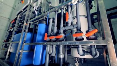 Su arıtma donatımı. Boru hattı, Subaplar, ölçerler. 4k.