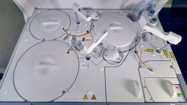 İş yerinde bir klinik Biyokimya otomatik analizörü.