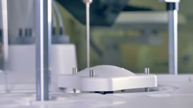 Bir kan kimya analizörü bir dönüm reaktif karıştırıcı.