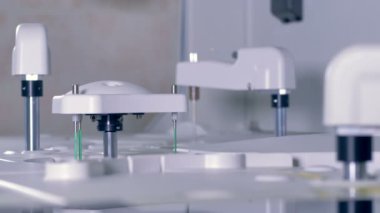 Mikserler ve birbirlerine kan test etmek için çalışıyor sondalar.