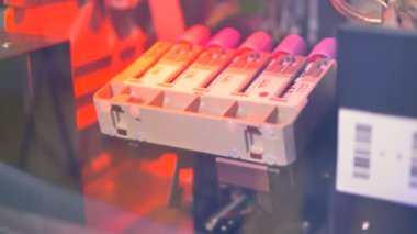 Kan örneği tüpler içinde bir test makinesi sarsılmış.