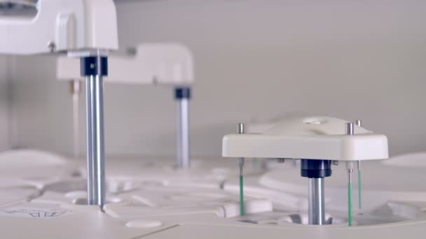 Un analizador de hematología de trabajo con piezas móviles . — Vídeos de Stock
