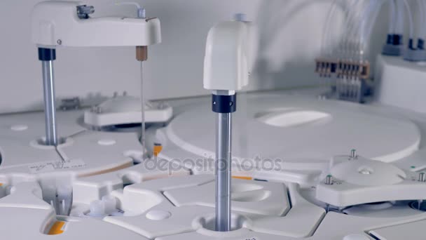 Varias sondas de muestra analizan la sangre en un analizador clínico . — Vídeos de Stock