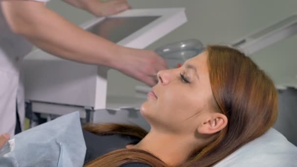 Жінка-пацієнтка отримує маску IHT . — стокове відео
