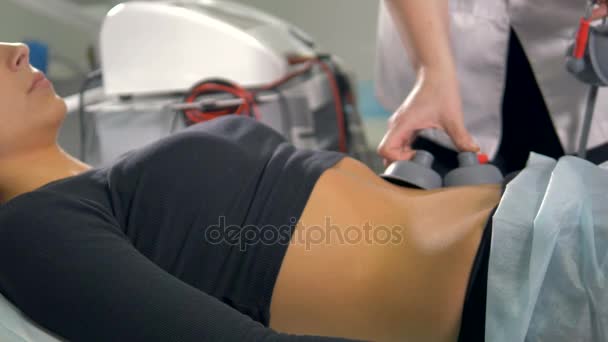 Een verpleegkundige geldt en duwt elektroden op de patiënt. — Stockvideo