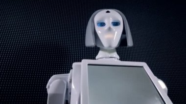 Onun biyonik kol ile el hareketi yaklaşmamı robot aramalar.