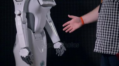 Çak bir beşlik bionic kadın ile bir adamın.