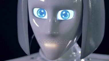 Robot gözler, görünümü yakın çekim. Robot aroynd geniş açılmış gözlerle bakıyor. 4k.