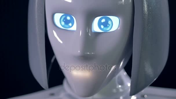 Робот дивиться крупним планом. Робот виглядає збудженим з широко розплющеними очима. 4-кілометровий . — стокове відео