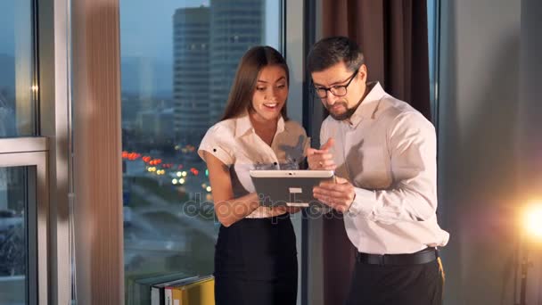 Gli uomini d'affari con un tablet PC celebrano un buon lavoro . — Video Stock