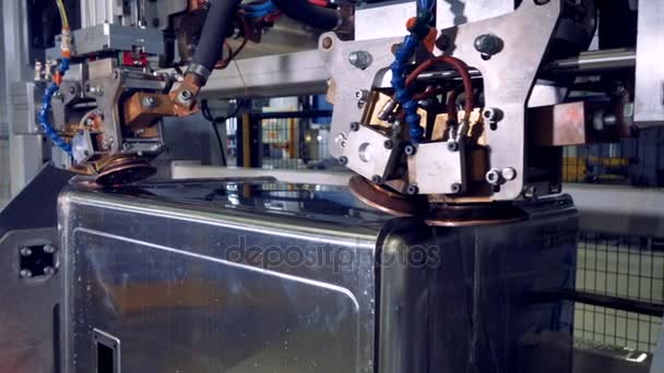 Robotic apparatuur lassen van metalen delen. — Stockvideo