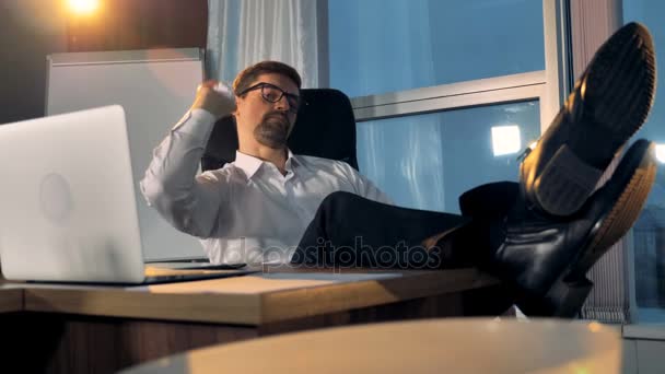 Un hombre de negocios aburrido tira bolas de papel arrugadas . — Vídeos de Stock