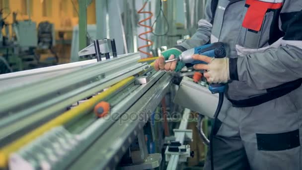 Fabrieksarbeider operationele industriële schroeven machine. — Stockvideo