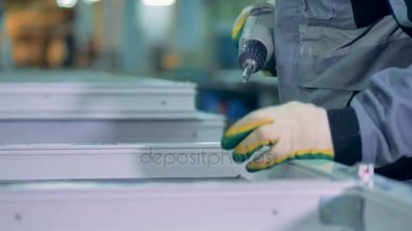 Bir pencere çerçevesi üzerinde metal bağlantı elemanları sanayi işçisi ekler.