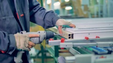 Plastik pencere imalat işçisi. Pvc pencere ve kapı montaj hattı.
