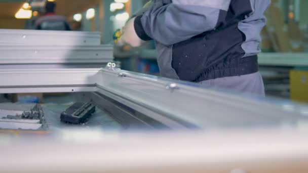 Werknemer met elektrische hand boor kronkelt de schroef. — Stockvideo