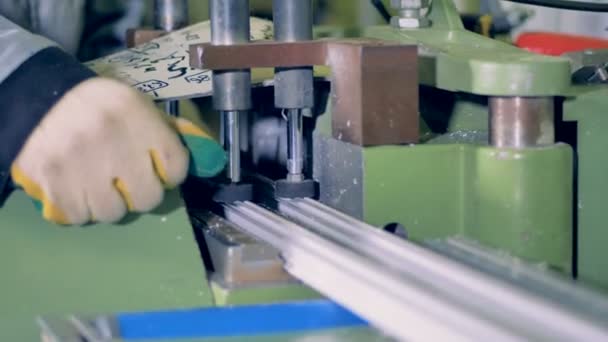 Trabajador irreconocible en taller industrial procesando detalle plástico . — Vídeos de Stock