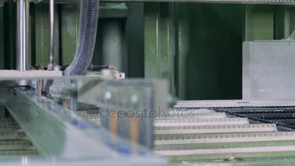 Robotic productiemachine verwerking van Pvc kunststof ramen. 4k. — Stockvideo