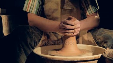 Potters eller kil uzun boylu bir kule sığ bir tencereye yeniden şekillendirme.