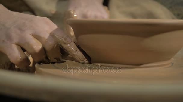 Mężczyzna potters ręce co do miski na kole. — Wideo stockowe