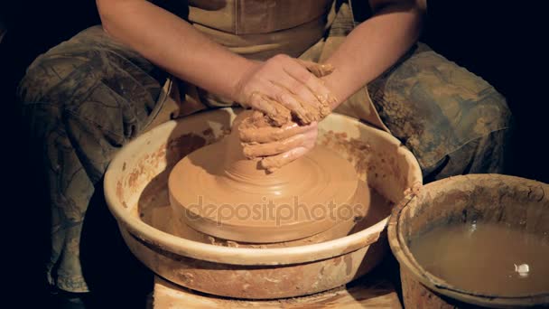 Potters eller bir tekerlek üzerinde çalıştıktan sonra yıkanmış. — Stok video