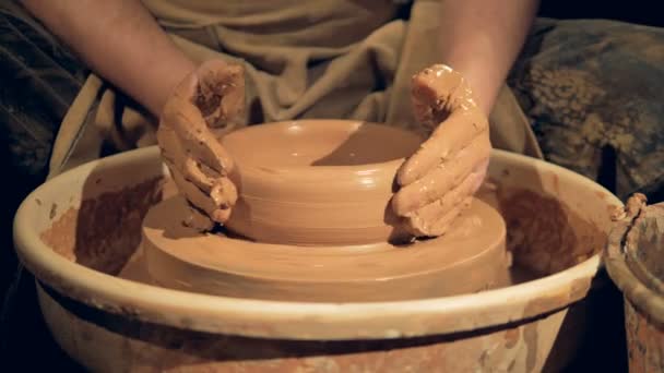 Potter kształty podstawowe płytkiej misce na kole. — Wideo stockowe