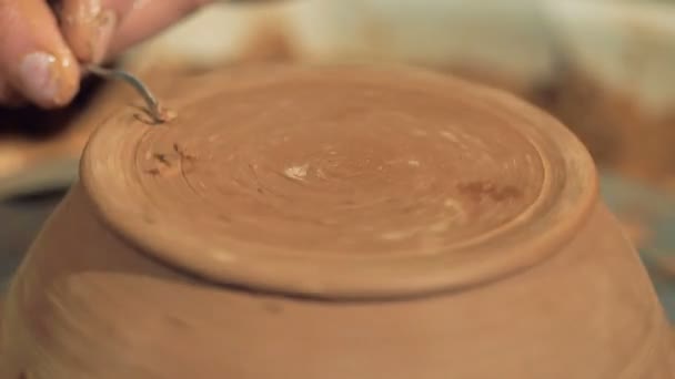 陶工在碗底上做修整. — 图库视频影像