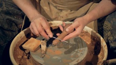 Bir çömlekçi temizlik aracı greenware tutamacı kullanır..