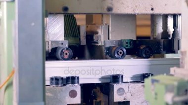 Yatay Silindirler Pvc profil delme makinesi içinde hareket.